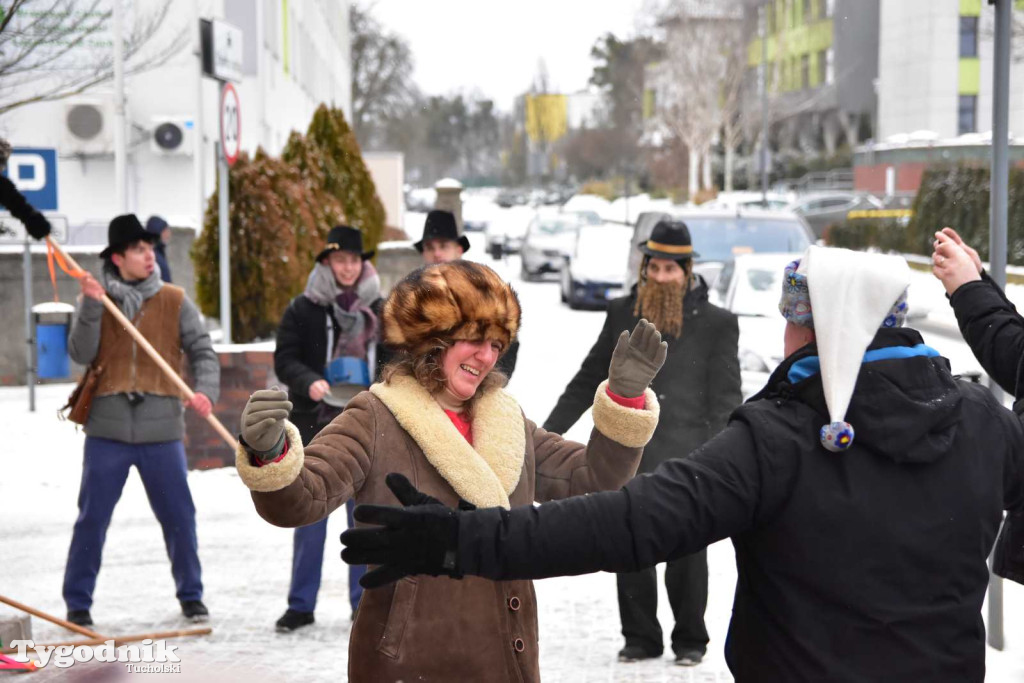 Korowód kolędników rozgrzał mroźną i śnieżną Tucholę