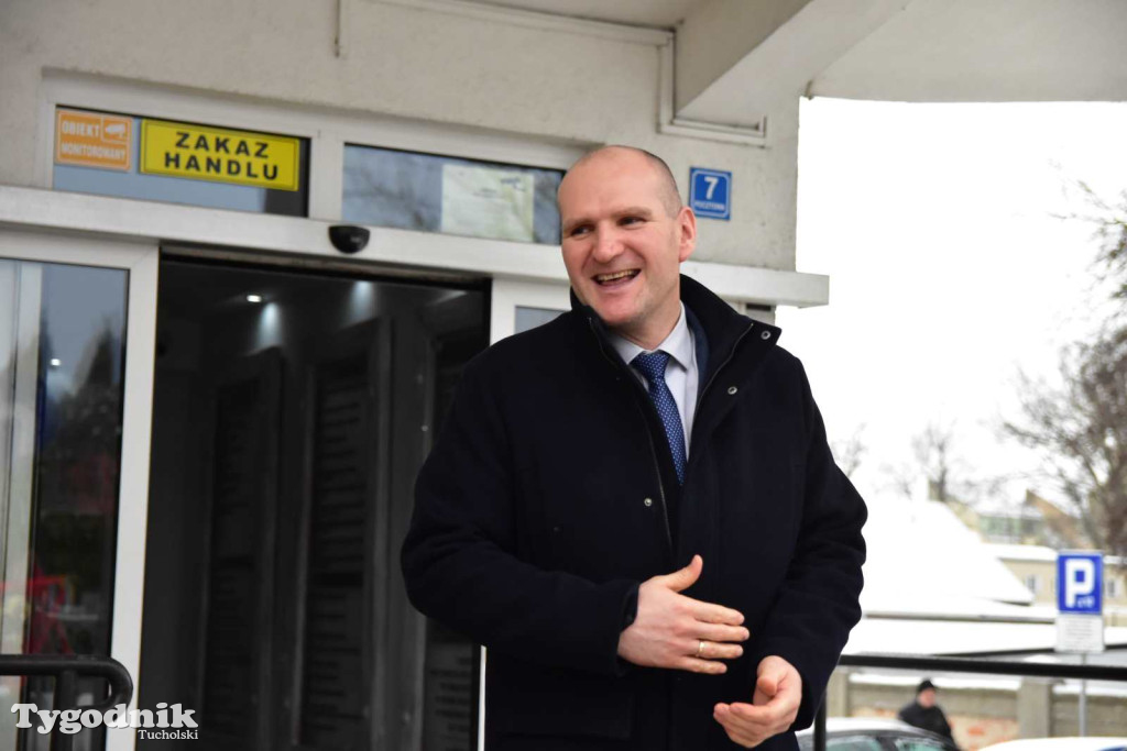 Korowód kolędników rozgrzał mroźną i śnieżną Tucholę