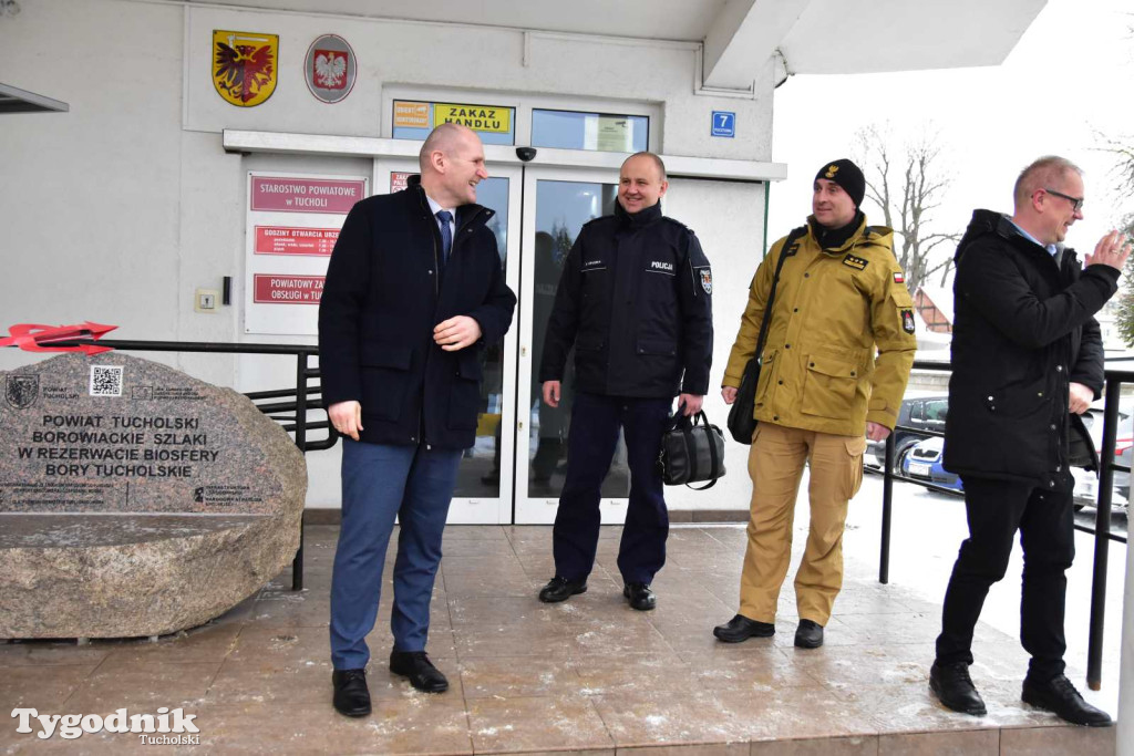 Korowód kolędników rozgrzał mroźną i śnieżną Tucholę