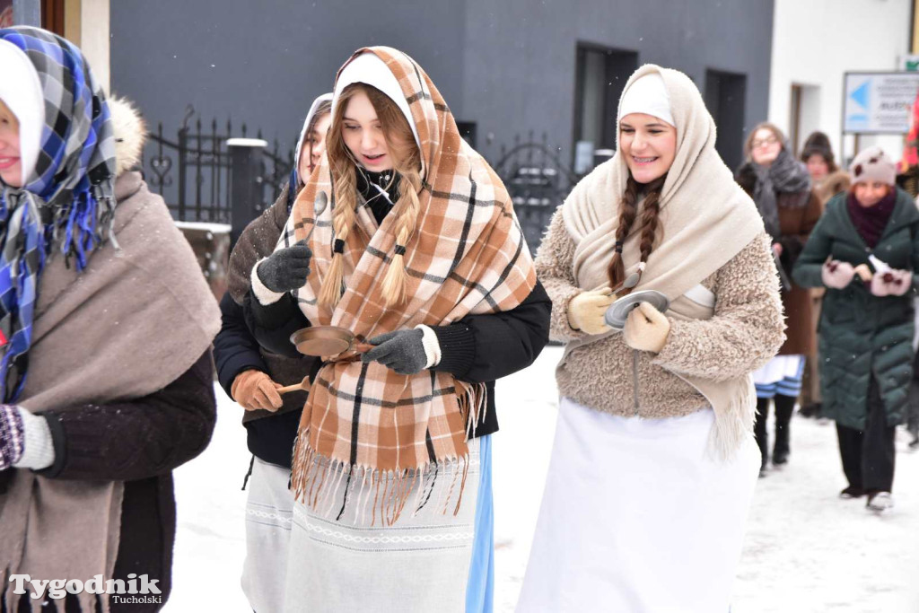 Korowód kolędników rozgrzał mroźną i śnieżną Tucholę