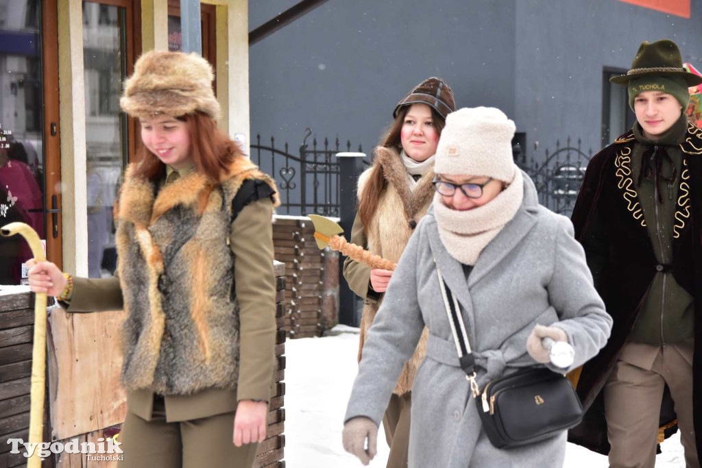 Korowód kolędników rozgrzał mroźną i śnieżną Tucholę