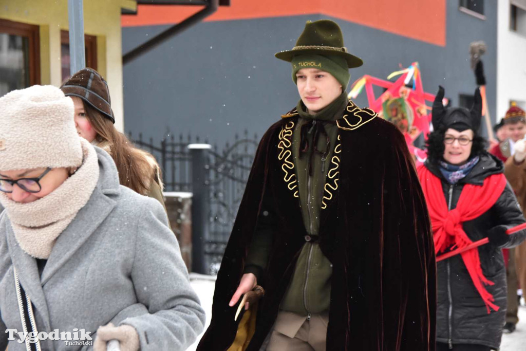 Korowód kolędników rozgrzał mroźną i śnieżną Tucholę