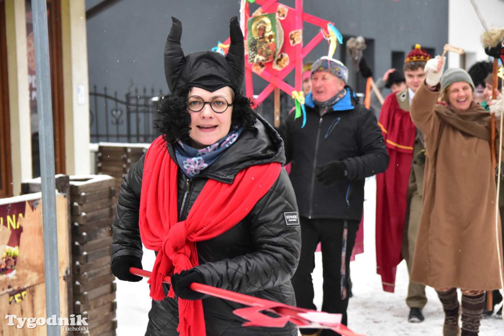 Korowód kolędników rozgrzał mroźną i śnieżną Tucholę