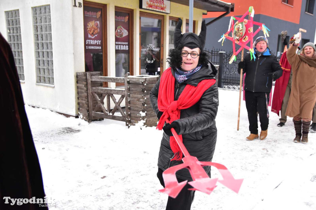 Korowód kolędników rozgrzał mroźną i śnieżną Tucholę