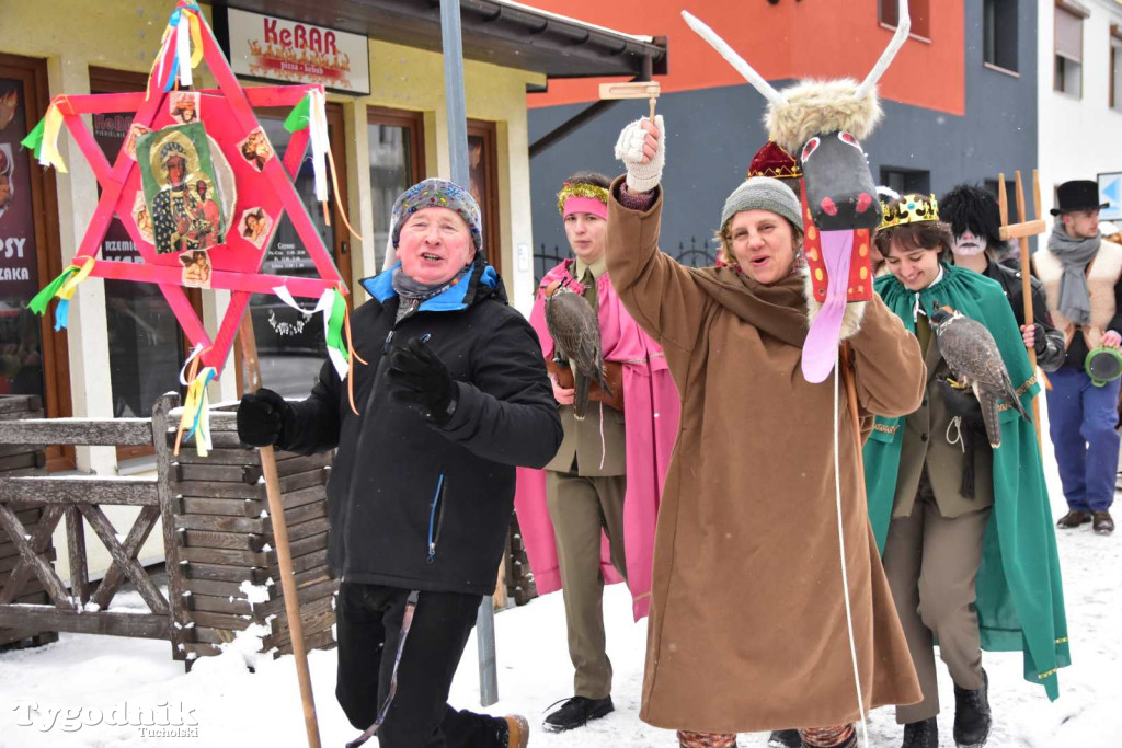 Korowód kolędników rozgrzał mroźną i śnieżną Tucholę