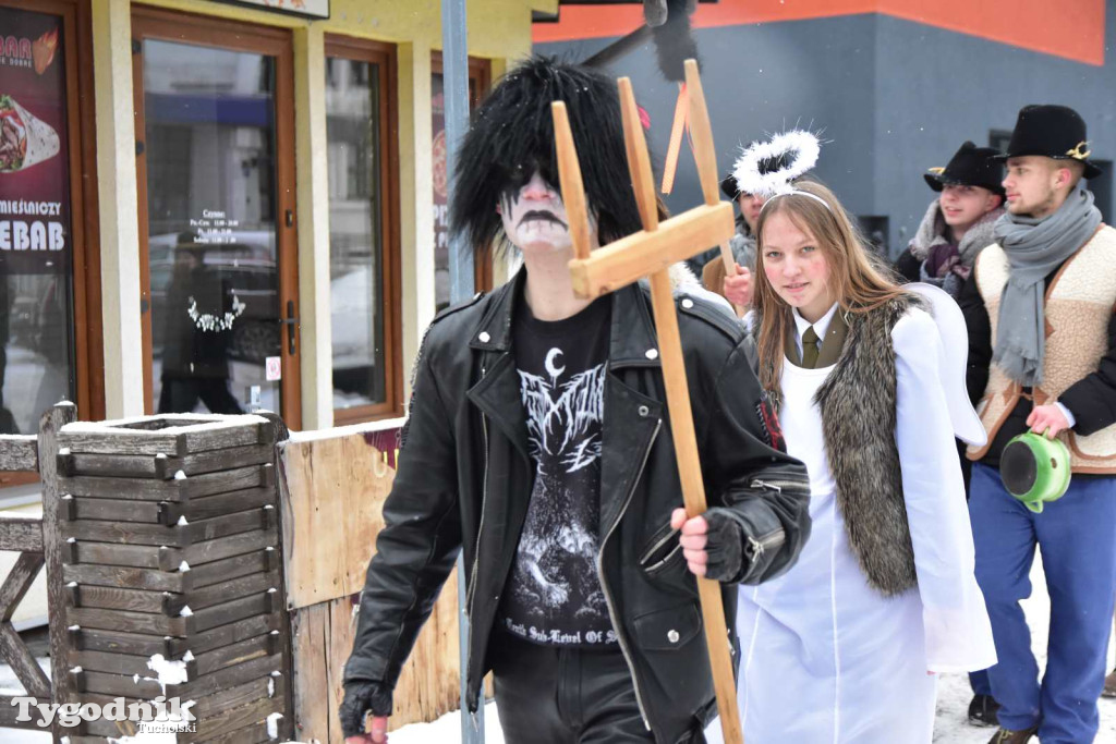 Korowód kolędników rozgrzał mroźną i śnieżną Tucholę