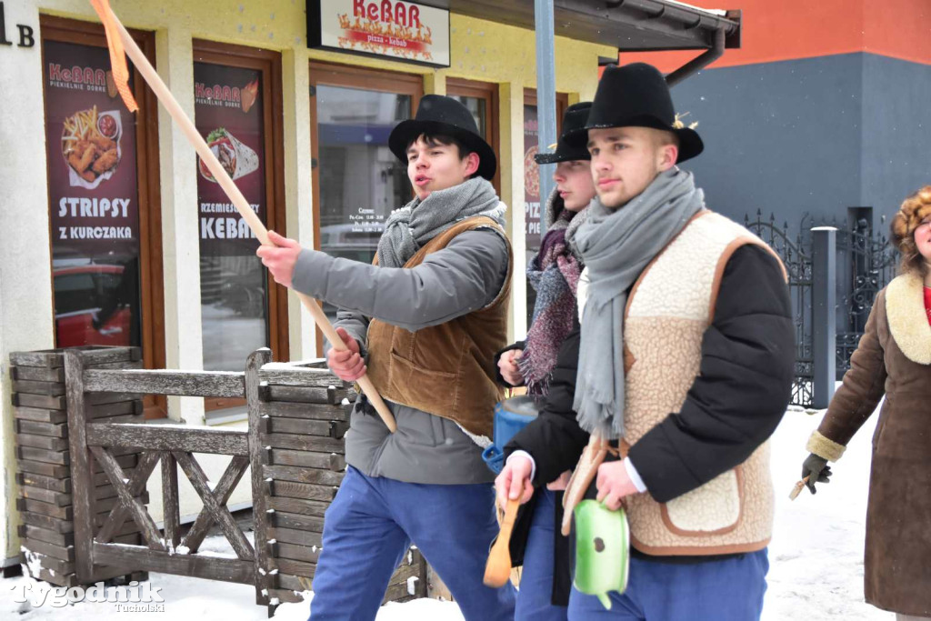 Korowód kolędników rozgrzał mroźną i śnieżną Tucholę