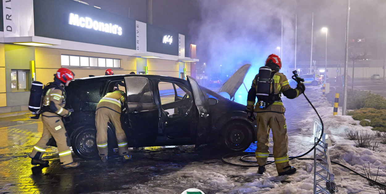 Pożar samochodu na parkingu McDonald\'s