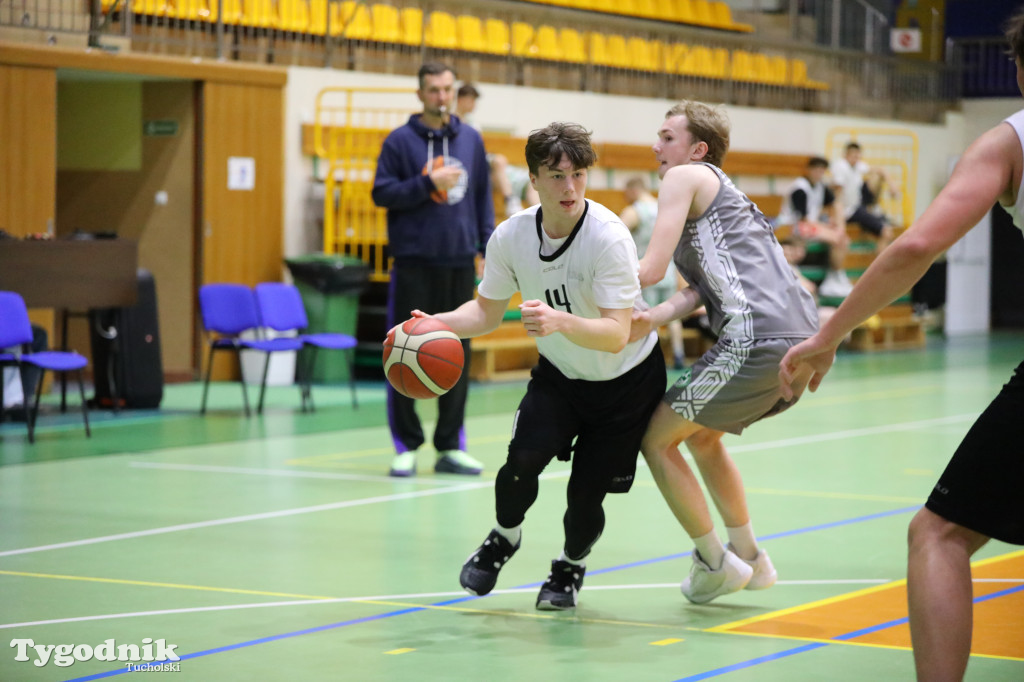 Koszykówka: gospodarze zabrali puchar dyrektora