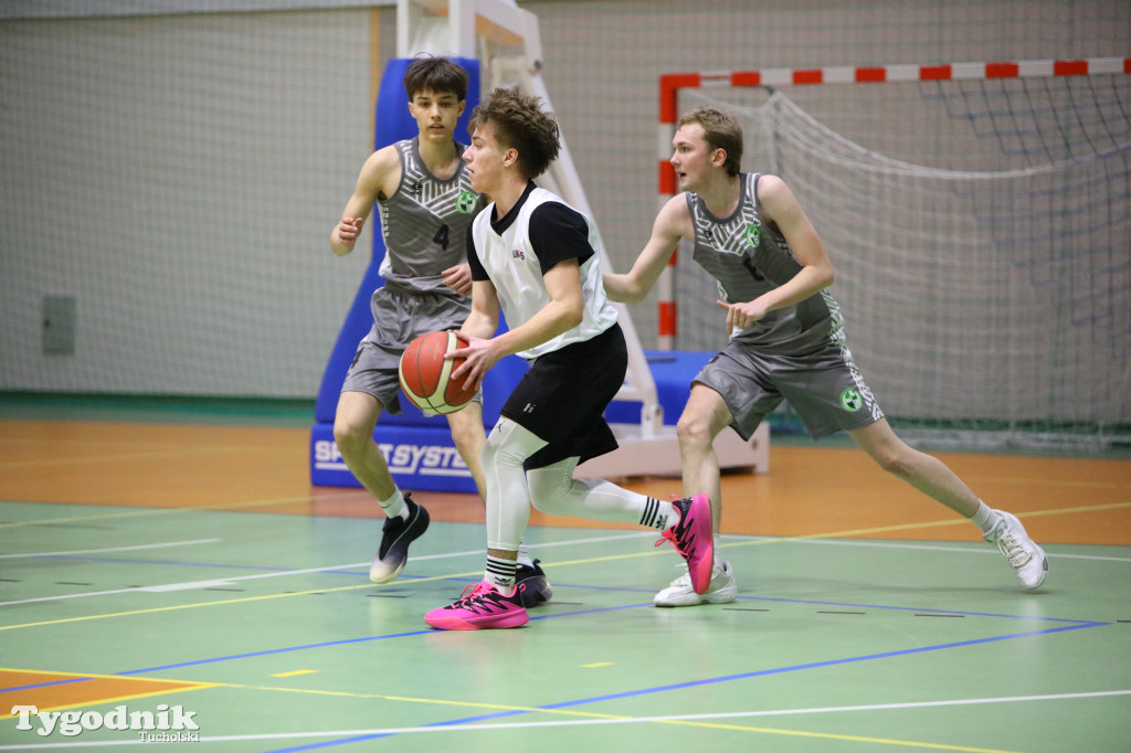 Koszykówka: gospodarze zabrali puchar dyrektora