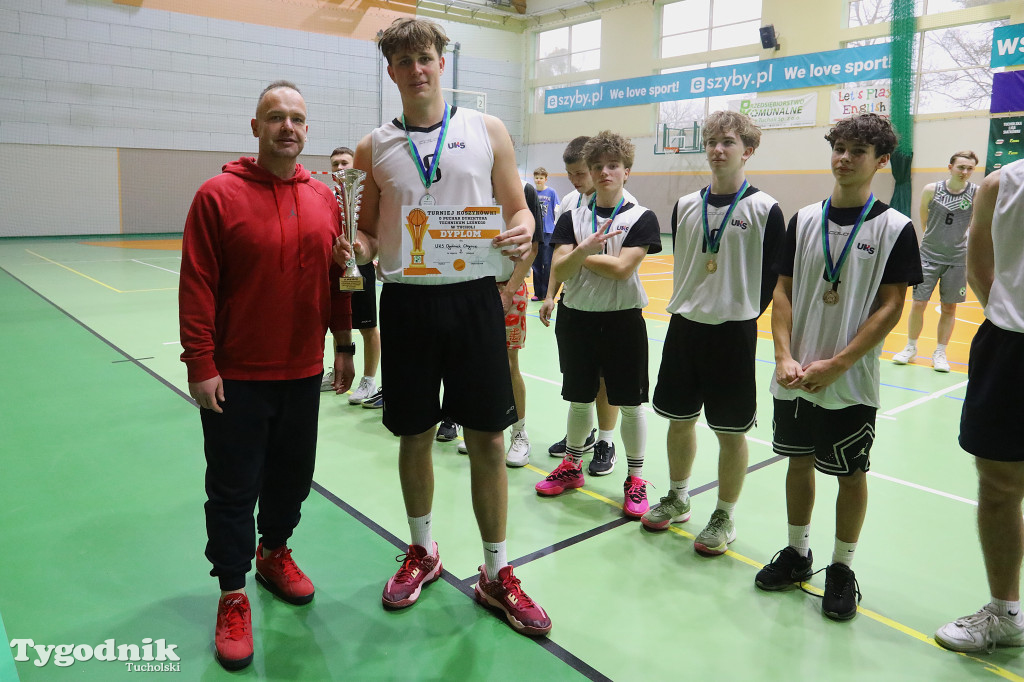 Koszykówka: gospodarze zabrali puchar dyrektora