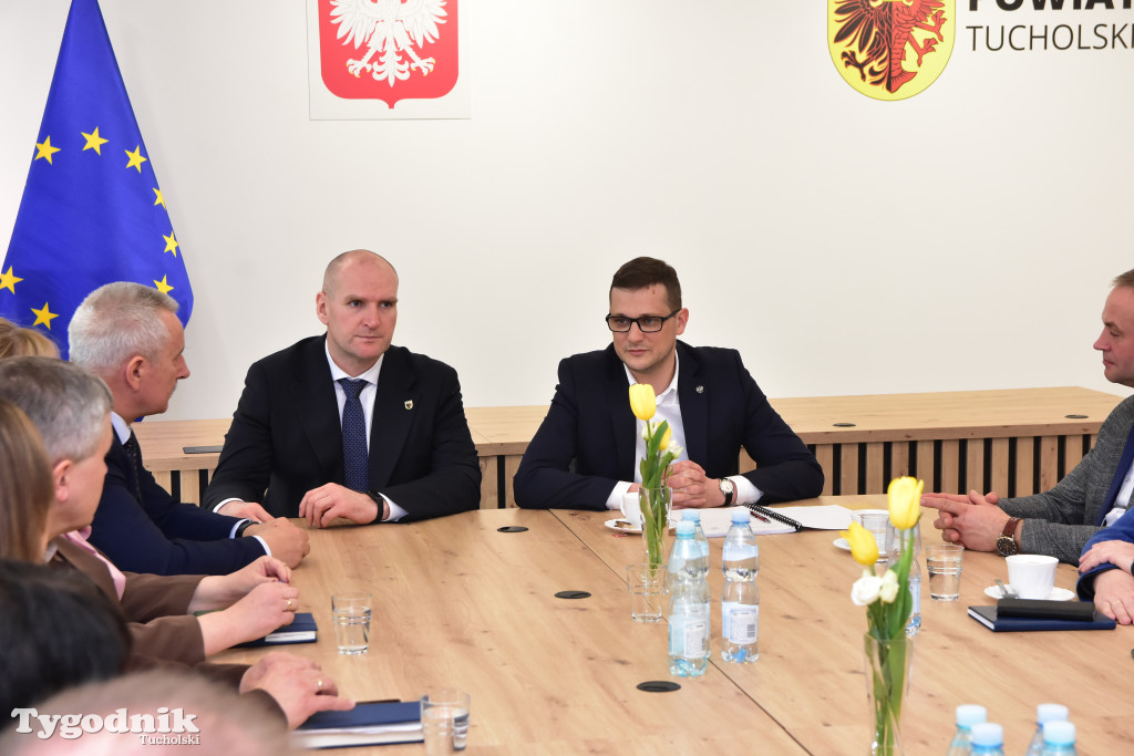 Wizyta wojewody Michała Sztybla w powiecie tucholskim. Rozmawiali o ochronie ludności i obronie cywilnej