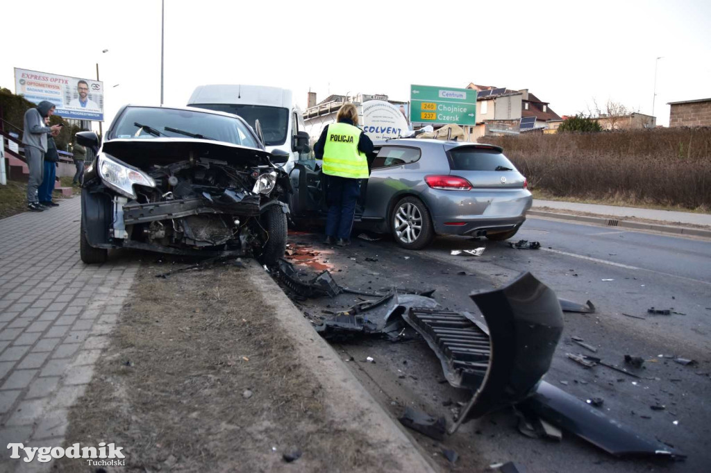 Zderzenie trzech pojazdów na ul. Warszawskiej w Tucholi
