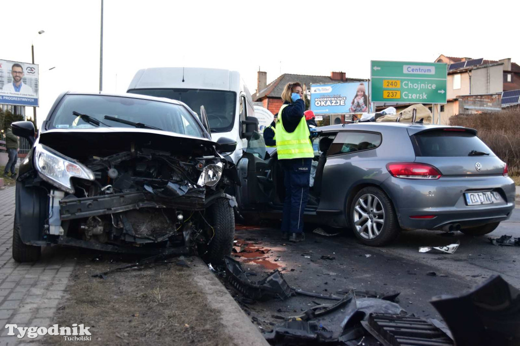 Zderzenie trzech pojazdów na ul. Warszawskiej w Tucholi