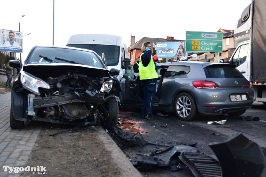 Zderzenie trzech pojazdów na ul. Warszawskiej w Tucholi