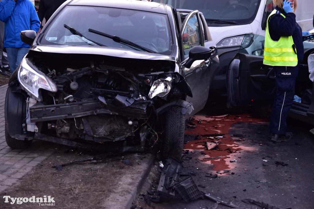 Zderzenie trzech pojazdów na ul. Warszawskiej w Tucholi