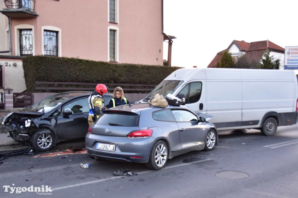 Zderzenie trzech pojazdów na ul. Warszawskiej w Tucholi
