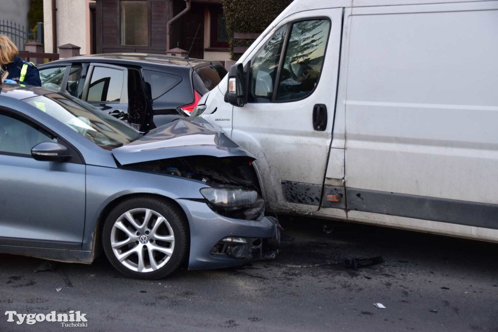 Zderzenie trzech pojazdów na ul. Warszawskiej w Tucholi