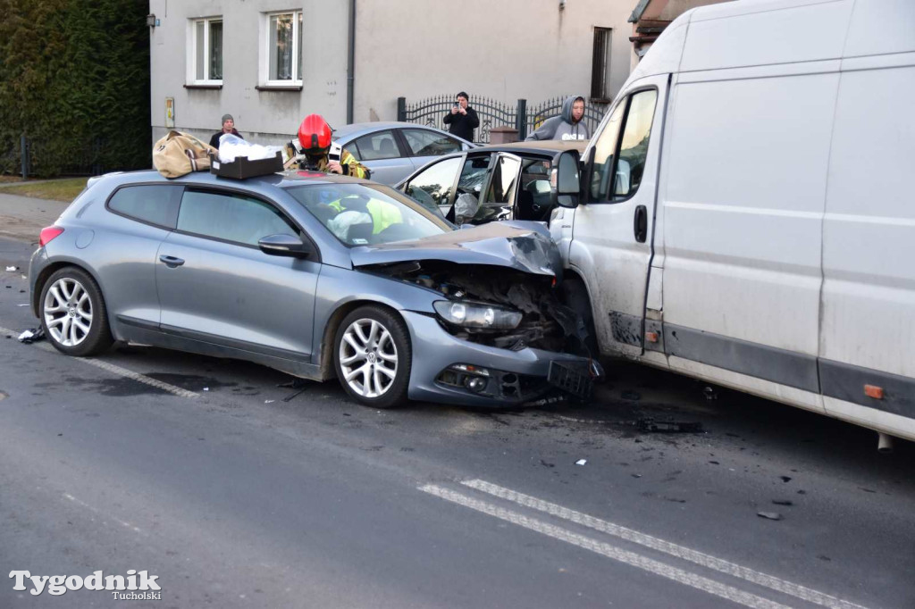 Zderzenie trzech pojazdów na ul. Warszawskiej w Tucholi