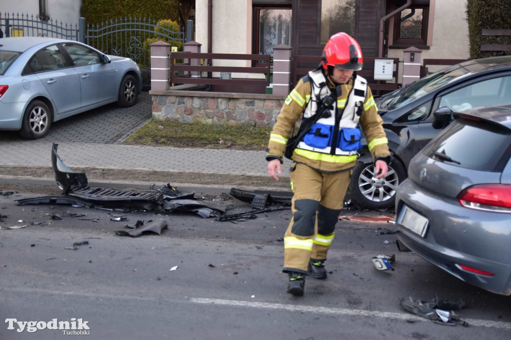 Zderzenie trzech pojazdów na ul. Warszawskiej w Tucholi