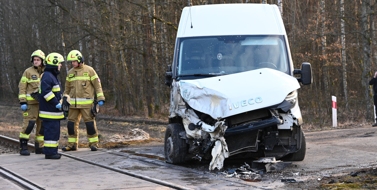 Wierzchucin: Bus wjechał pod pociąg