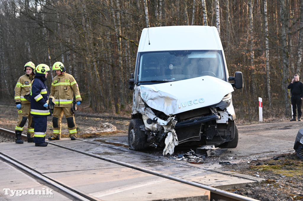 Wierzchucin: Bus wjechał pod pociąg