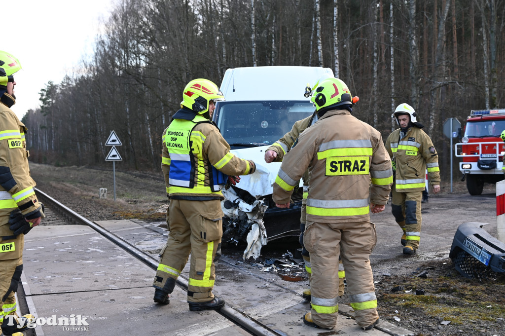 Wierzchucin: Bus wjechał pod pociąg