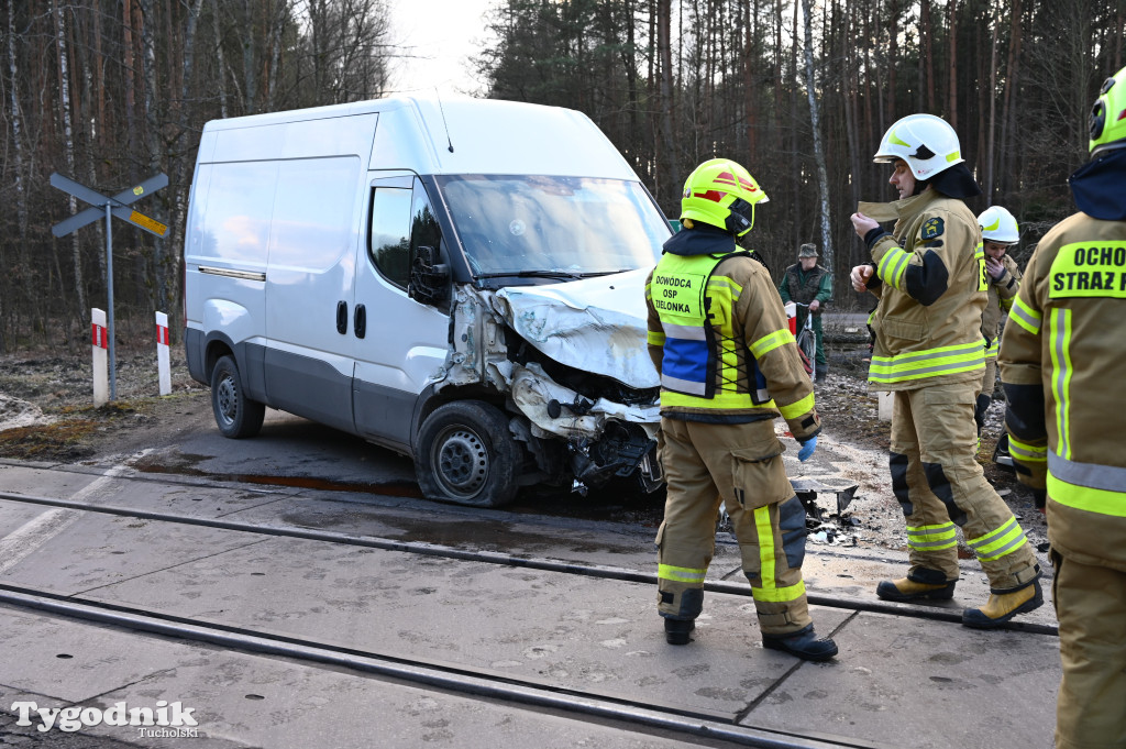 Wierzchucin: Bus wjechał pod pociąg