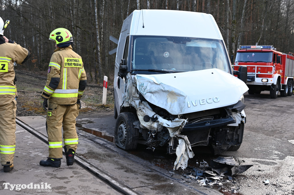 Wierzchucin: Bus wjechał pod pociąg