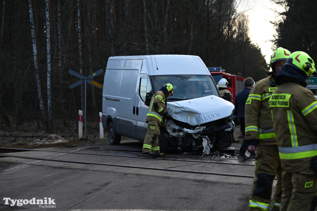 Wierzchucin: Bus wjechał pod pociąg