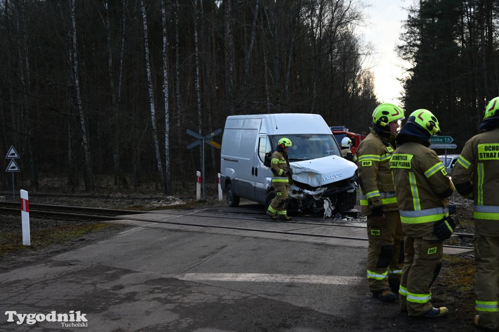 Wierzchucin: Bus wjechał pod pociąg