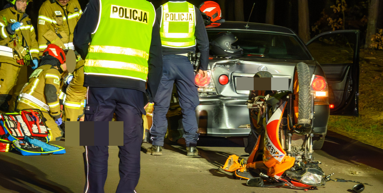 Wypadek z udziałem motocyklisty i osobówki koło Cekcynka
