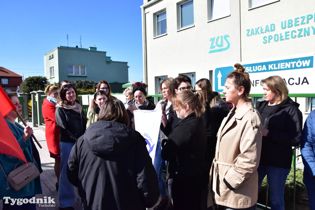 Tuchola: Protest pracowników inspektoratu Zakładu Ubezpieczeń Społecznych