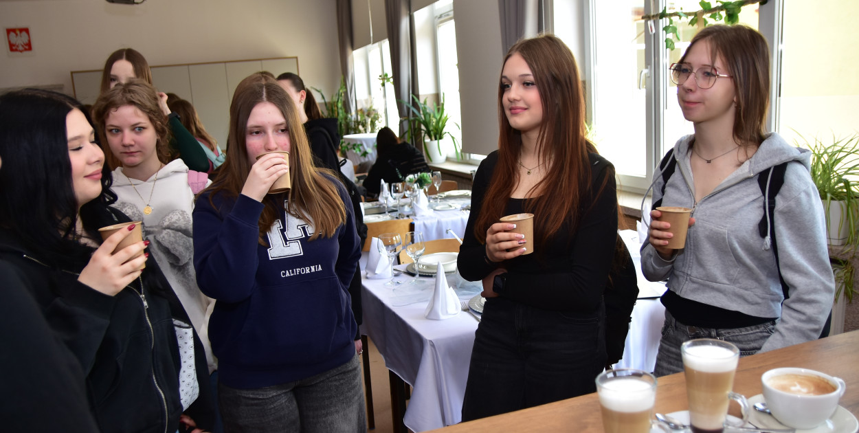 Zachęcają, aby od września kontynuować naukę w ich klasach. ZSLiT zaprosiło ósmoklasistów do swoich murów