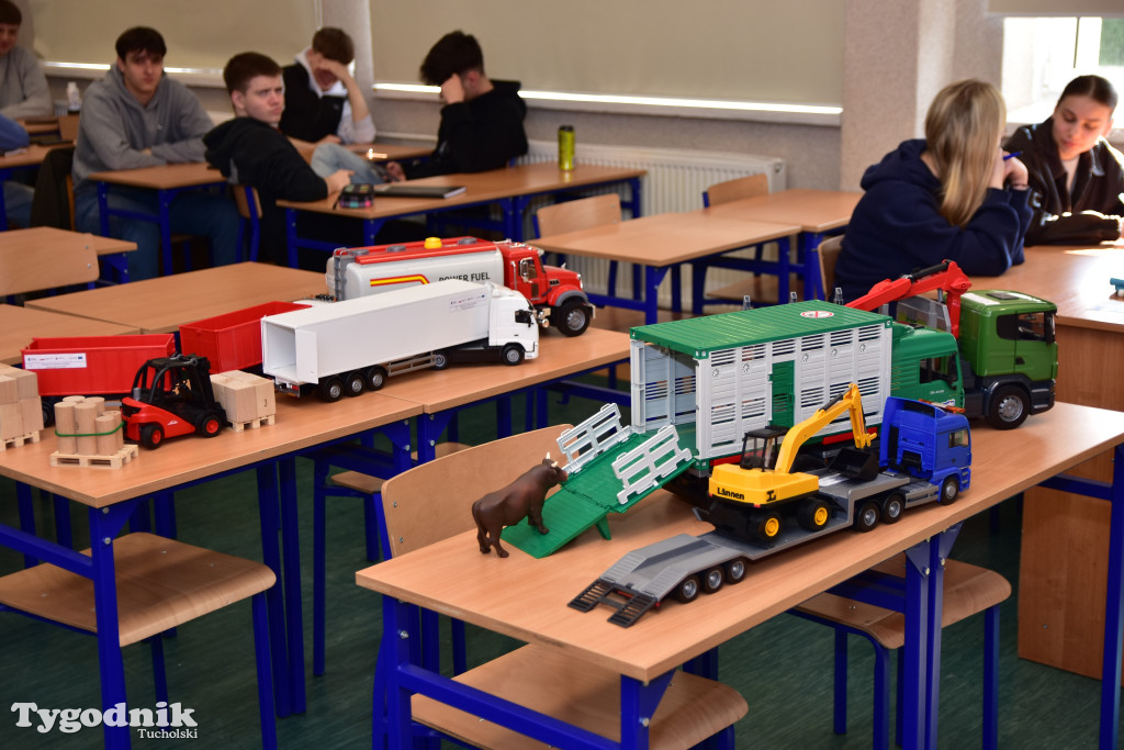 Zachęcają, aby od września kontynuować naukę w ich klasach. ZSLiT zaprosiło ósmoklasistów do swoich murów