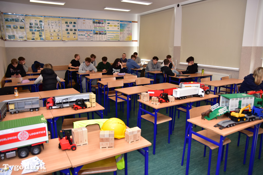 Zachęcają, aby od września kontynuować naukę w ich klasach. ZSLiT zaprosiło ósmoklasistów do swoich murów