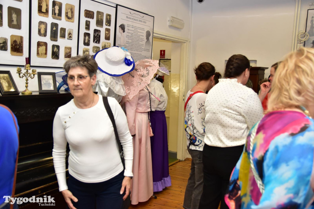 Wystawa o modzie  w Muzeum Borów Tucholskich