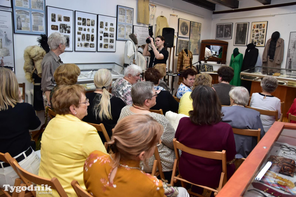 Wystawa o modzie  w Muzeum Borów Tucholskich