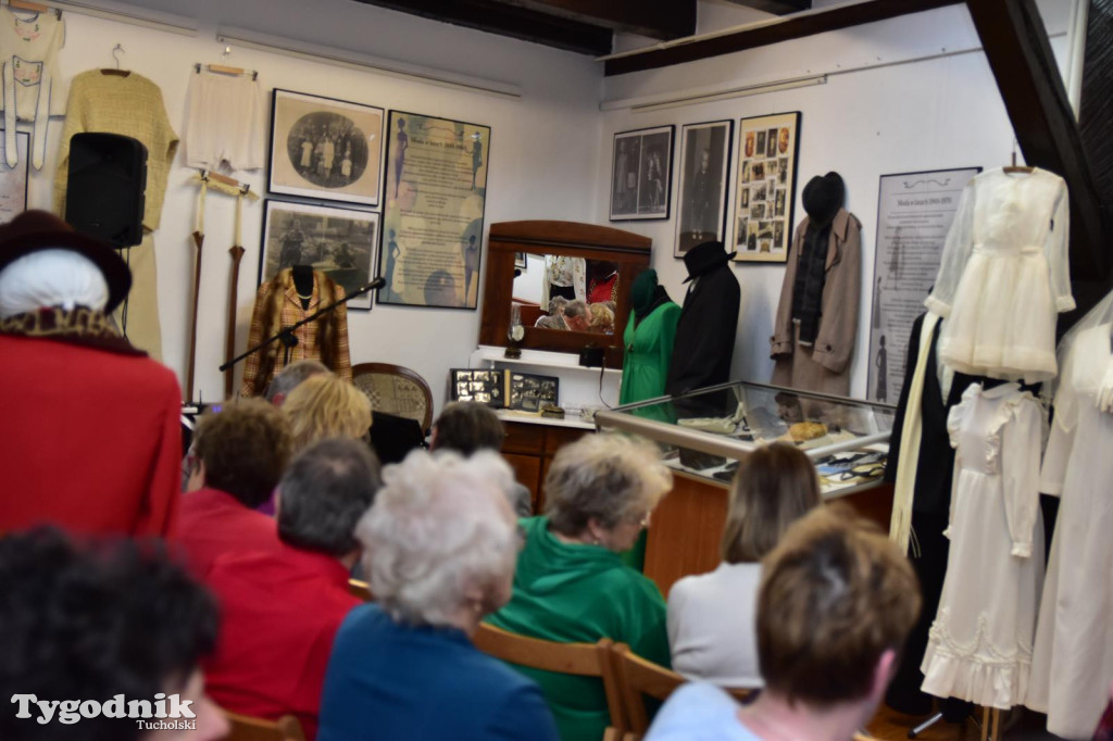 Wystawa o modzie  w Muzeum Borów Tucholskich