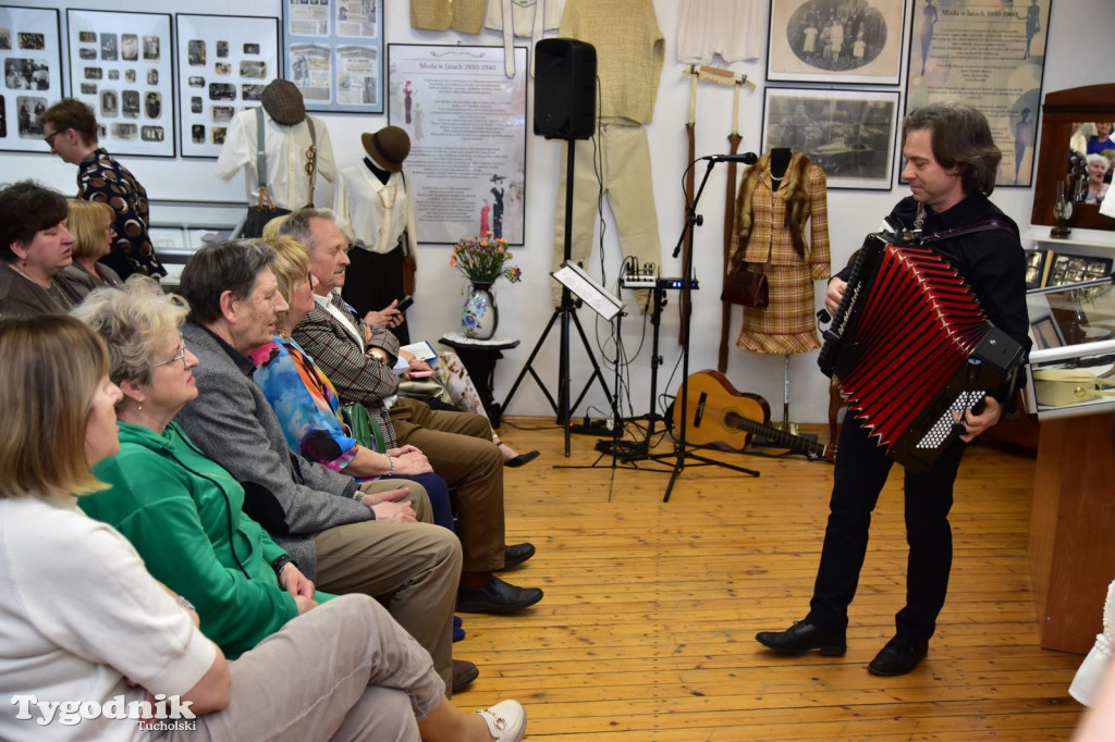 Wystawa o modzie  w Muzeum Borów Tucholskich