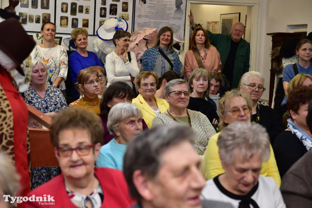 Wystawa o modzie  w Muzeum Borów Tucholskich