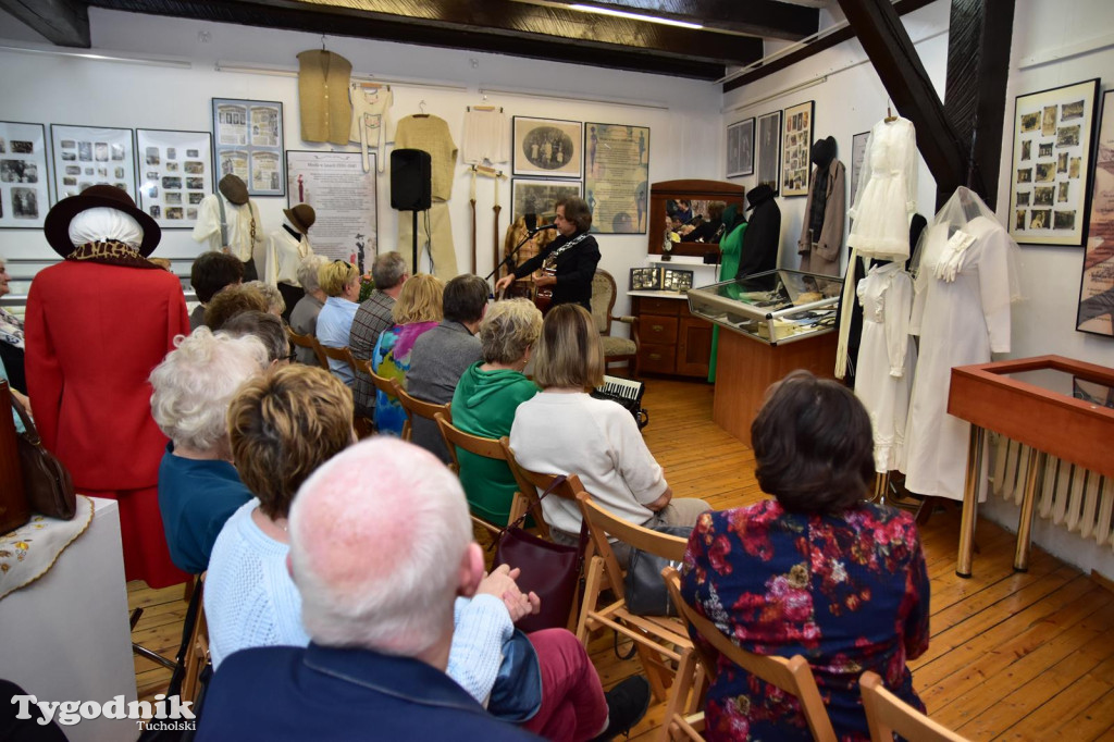 Wystawa o modzie  w Muzeum Borów Tucholskich