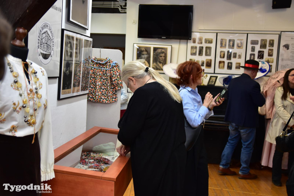 Wystawa o modzie  w Muzeum Borów Tucholskich