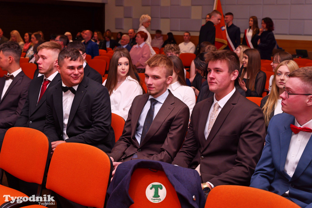 ZSLiA w Tucholi. Pożegnanie absolwentów, łzy wzruszenia