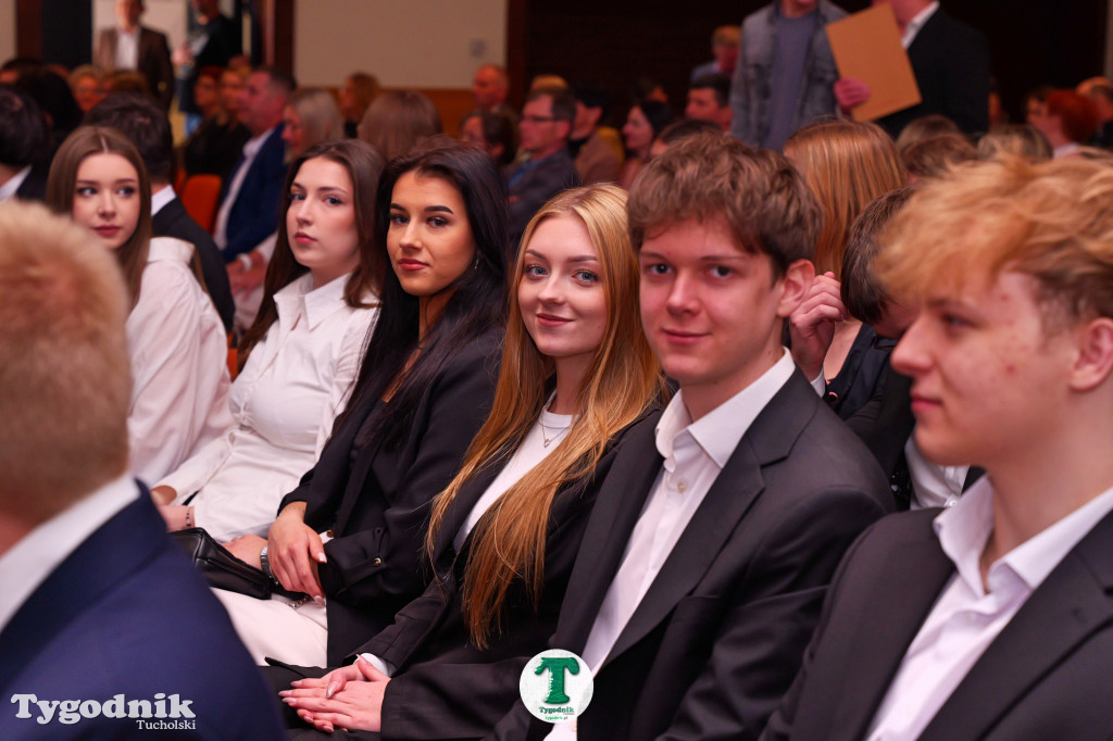 ZSLiA w Tucholi. Pożegnanie absolwentów, łzy wzruszenia