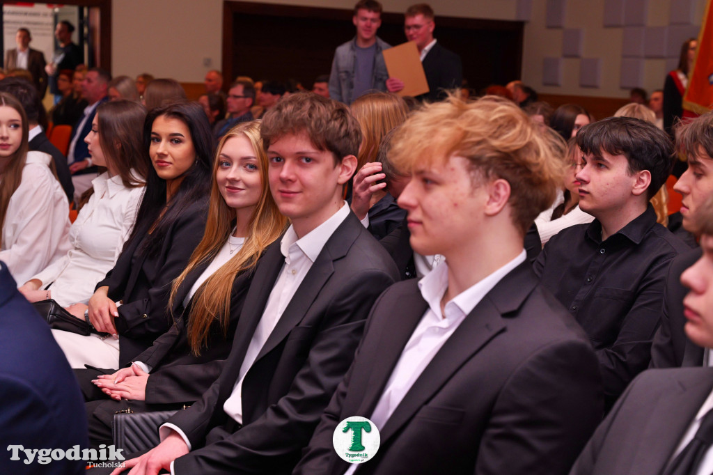 ZSLiA w Tucholi. Pożegnanie absolwentów, łzy wzruszenia