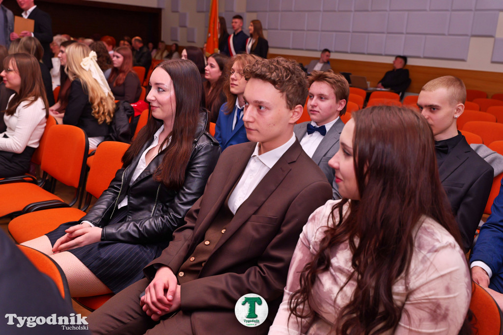 ZSLiA w Tucholi. Pożegnanie absolwentów, łzy wzruszenia