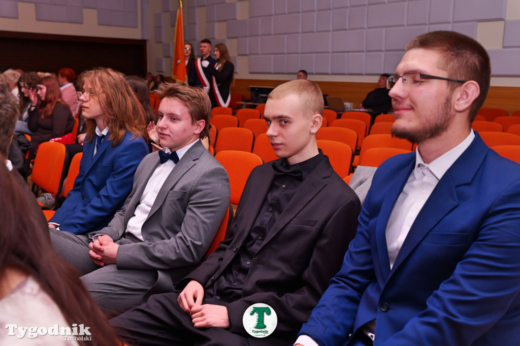 ZSLiA w Tucholi. Pożegnanie absolwentów, łzy wzruszenia