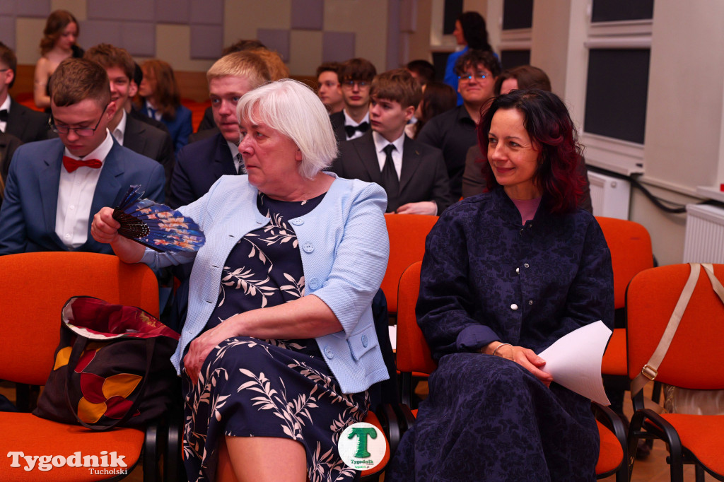 ZSLiA w Tucholi. Pożegnanie absolwentów, łzy wzruszenia