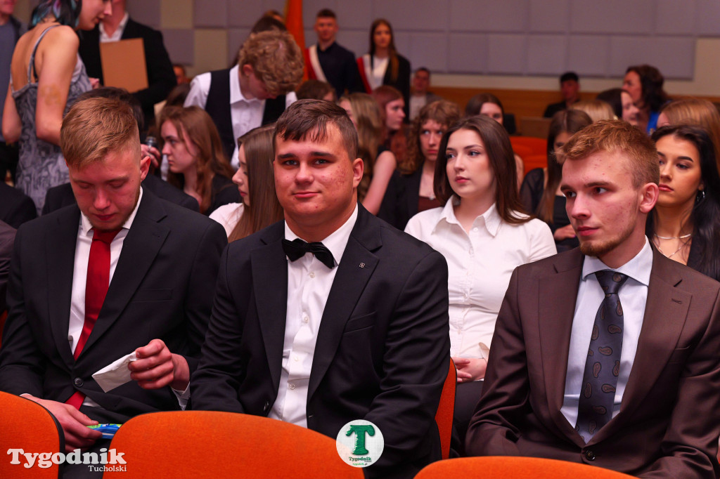 ZSLiA w Tucholi. Pożegnanie absolwentów, łzy wzruszenia